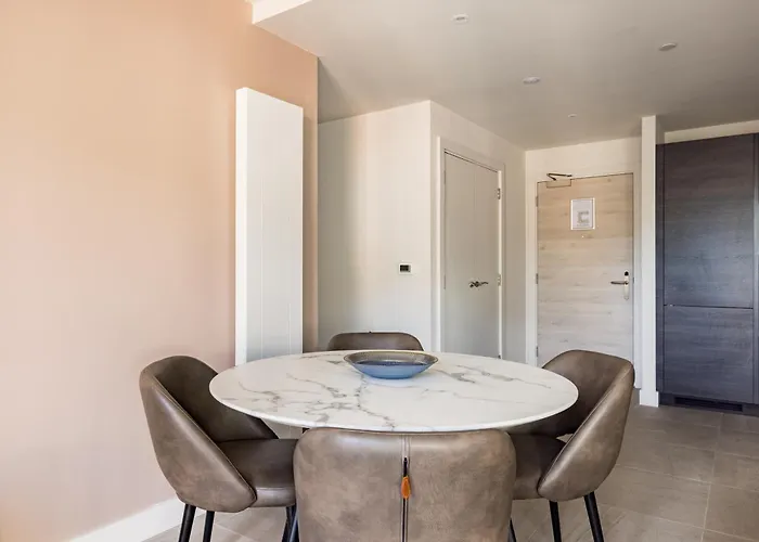 Charles Hope * ليدز